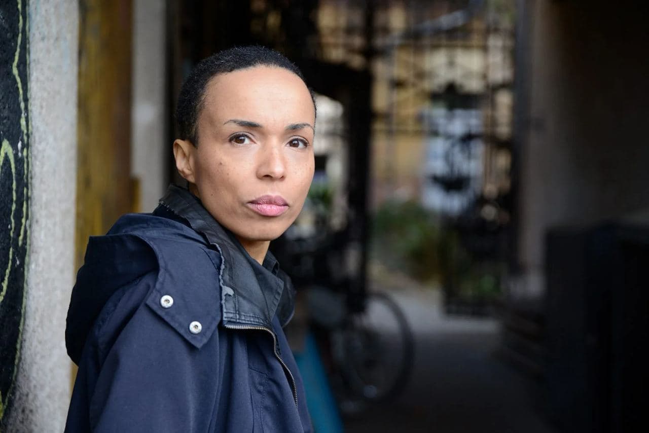 „Am ersten wirklich heißen Tag des Jahres“ – Lesung mit Azizè Flittner
