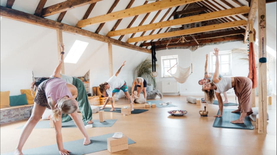 Yoga im FayNest mit Rheinblick