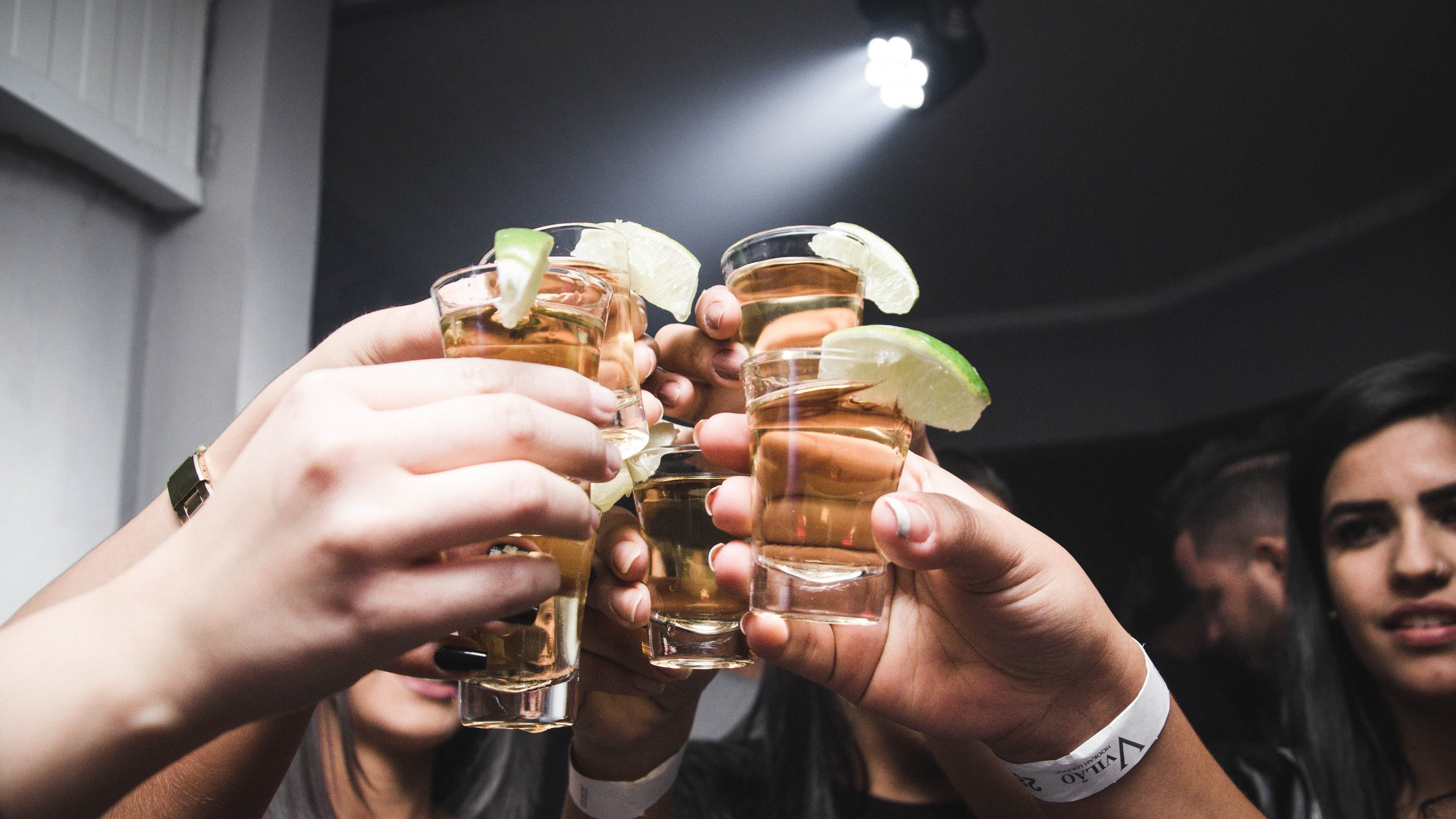 Köln Night PubCrawl: 4 Locations, Welcome Shots + Clubeintritt